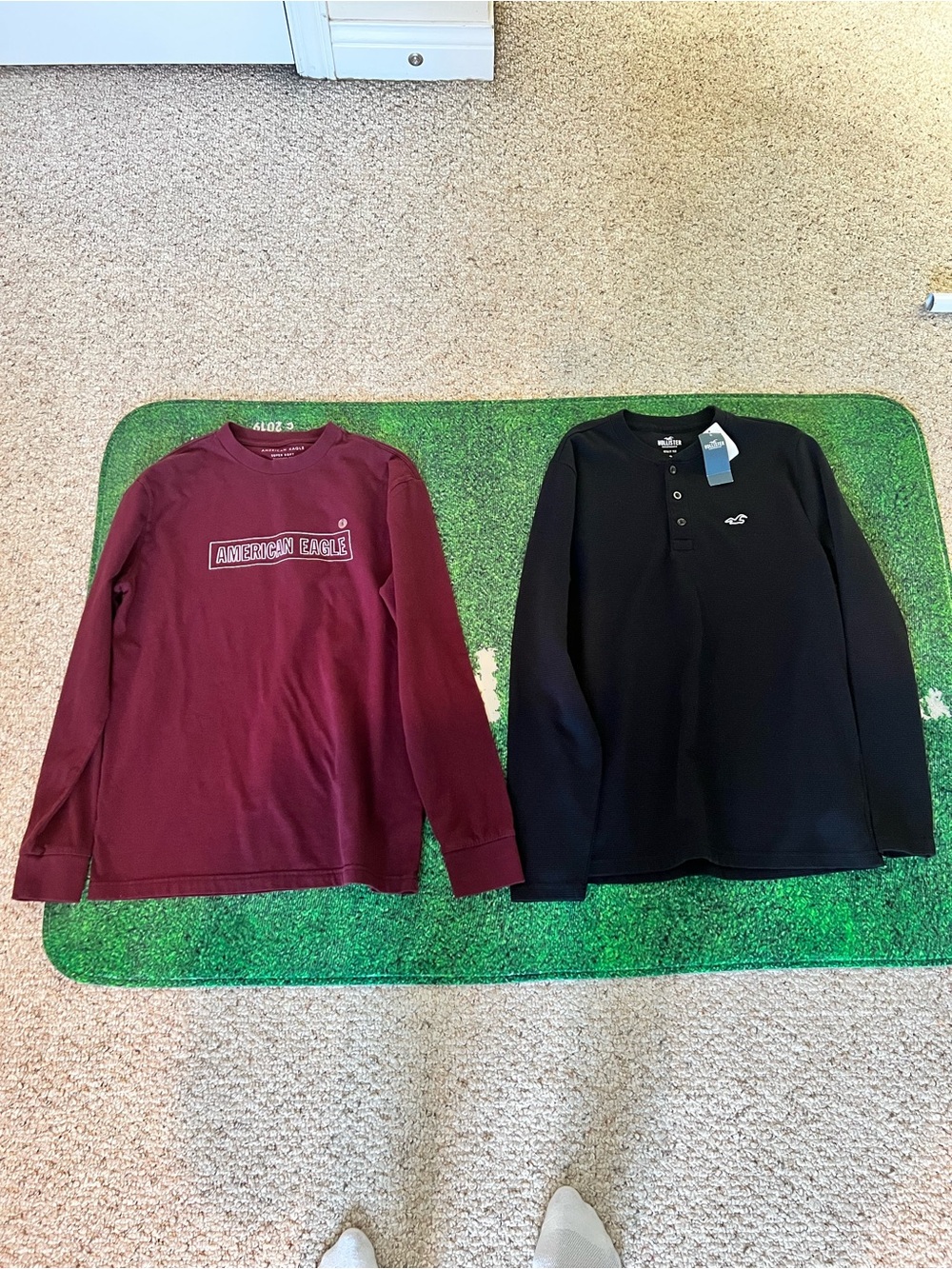 Men’s American Eagle & Hollister Long Sleeve Tee Lot Burgundy & Black Size S